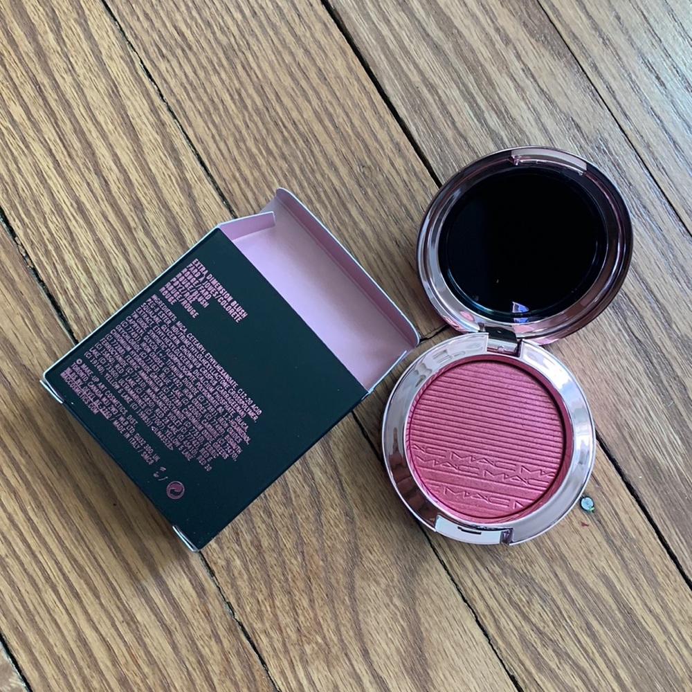Mac extra dimension blush color: under my plum